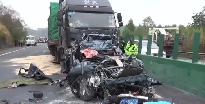 广西一家车祸身亡，留下巨额保险金，保险公司：受益人死了不赔